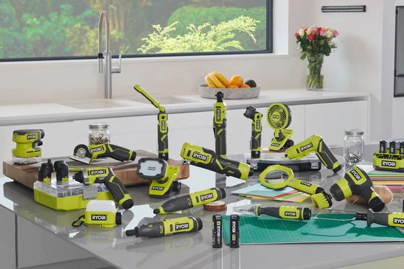 Eine Sammlung von verschiedenen grünen und schwarzen Akkuwerkzeugen.